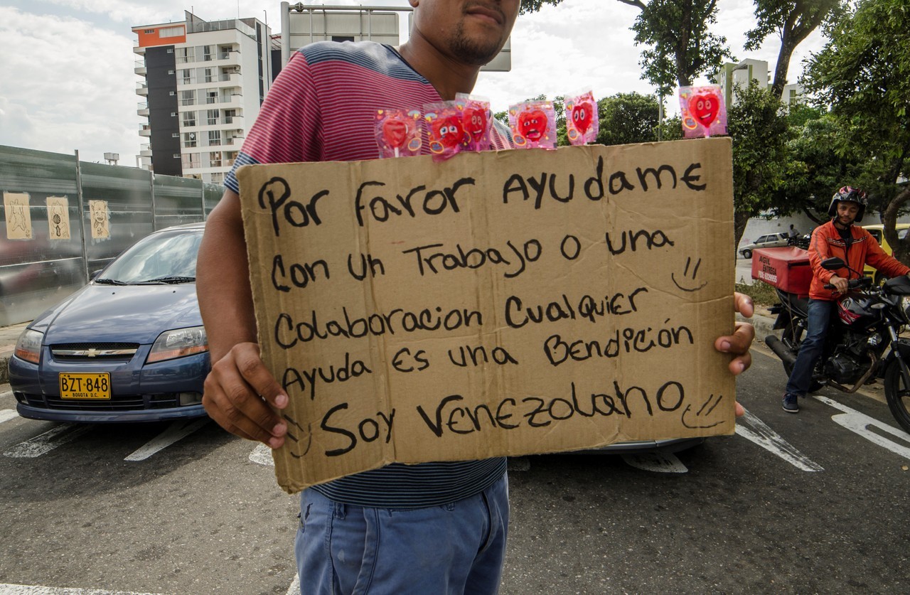 FRONTERA. Cientos de personas intentan cruzar el puente internacional Simón Bolivar que une a Colombia con Venezuela el en Cúcuta, Colombia. Las autoridades colombianas intensificaron los controles para el ingreso de migrantes venezolanos, lo que...