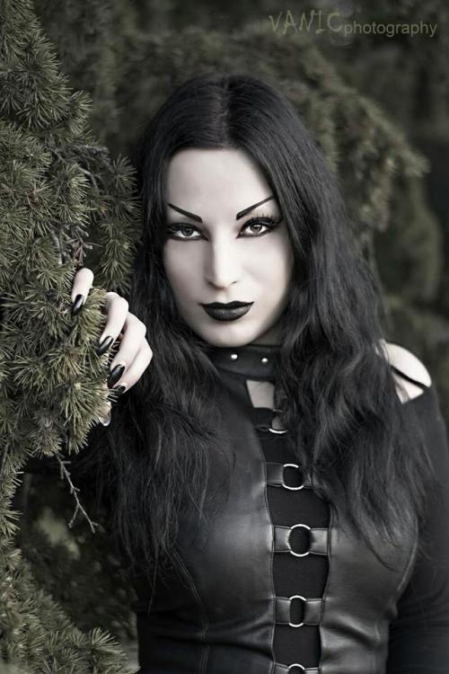 gothicandamazing:    Model, MUA: Kali Noir DiamondPhotography: Vanic PhotographyWelcome to Gothic and Amazing |www.gothicandamazing.org   