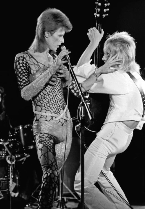 soundsof71:
““The Jean Genie” from “The 1980 Floor Show”, Bowie’s US TV debut on The Midnight Special, aired November 16, 1973. (Terry O’Neill photo)
”