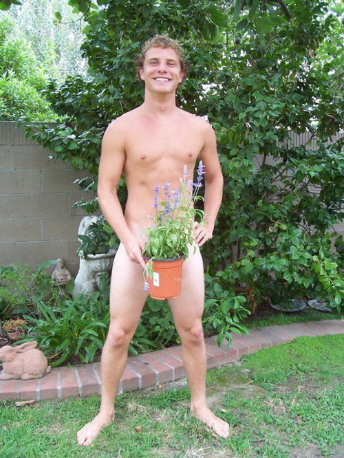 daddyformyboyz:  I want a huge crop of him!! 