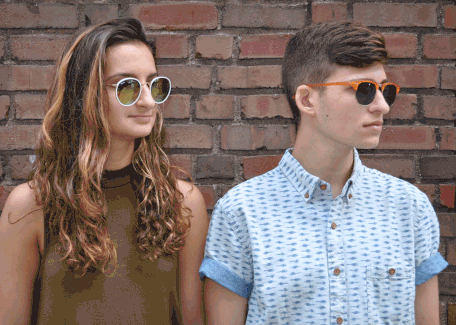 easythrowback:  Best buds are always in sync. Search a word (like “sunglasses”)