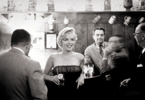 ‪Marilyn Monroe at the 21 Club in New York, 1954. Photo by Sam Shaw.‬What nobody knew at the time: s