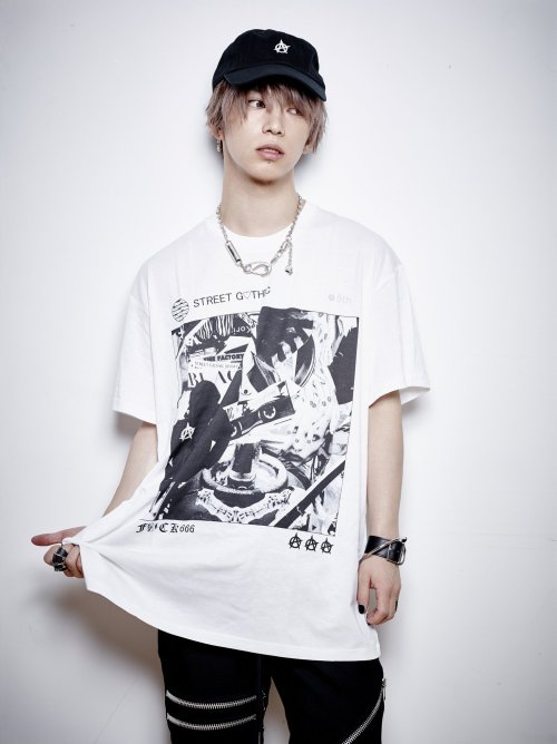 enchantingmoon:   Takeru of SuG modelling for his million $ orchestra fashion.