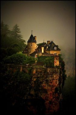 djferreira224:  Clifftop Castle, Treyne, France  dibs