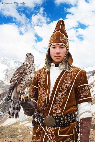 zuky:universalbeauty:Nomadic Kazakh hunter with hunting eagle, Kazakhstan. (source)My kinda guy.