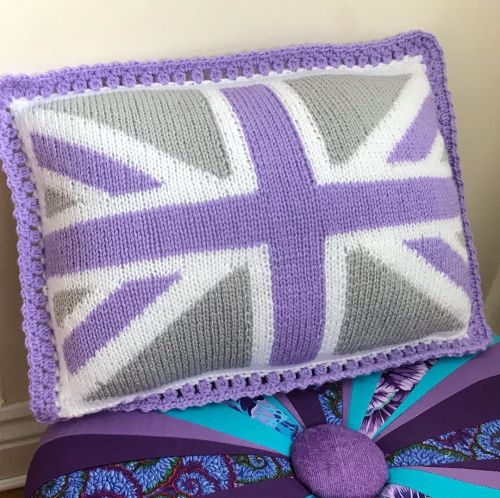 Made a Union Jack Cushion for myself using @stylecraftyarns in White and Silver, and @womensinstitut