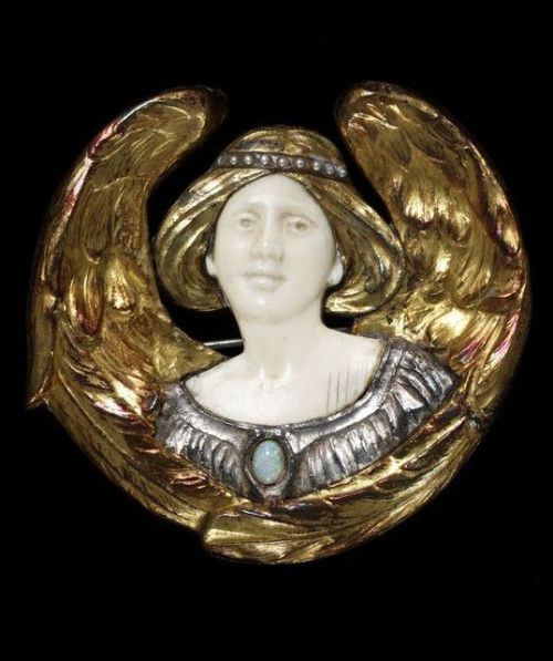 shewhoworshipscarlin:Brooch, 1900-01, Wolverhampton, England.