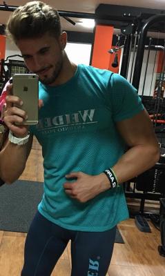 superheromen:  Love Guys that do Gym Selfies