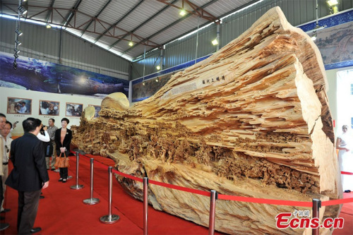 asylum-art-2:   Chinese wood art breaks record for longest carving out of single piece of timber by Zheng Chunhui Chinese artist has won a place in the Guinness Book of Records after creating the world’s longest wooden carving.Zheng Chunhui , a famous