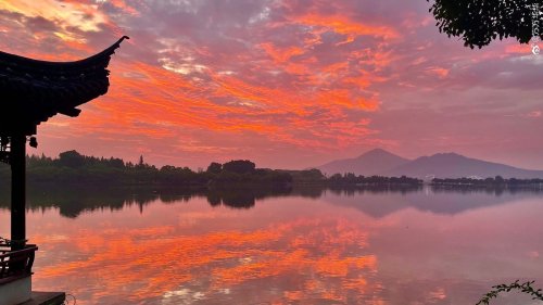 fuckyeahchinesegarden:dawn on xuanwuhu, nanjing, jiangsu province by 方方华华