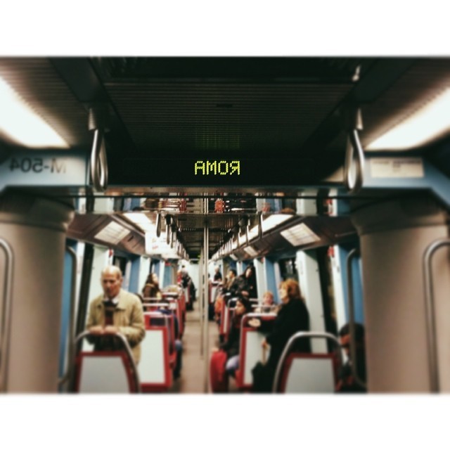 inquietudoinquietudinis:  vento-gelido:  inthemachineryofnight:  Amor. (em Metro