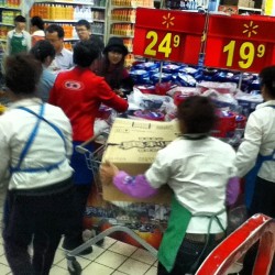 These people we&rsquo;re going fucking crazy over Oreo&rsquo;s. I can&rsquo;t make this shit up. Only in Chinese Walmart #china #oreos #walmart #ohchina #ohchinayousocrazy