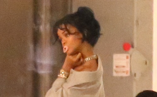 robyncandids: Rihanna on set of a photoshoot in Los Angeles (Aug. 28)