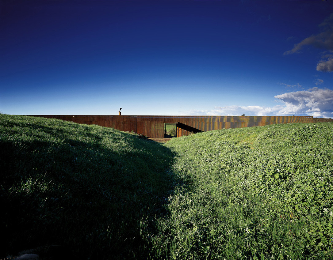 enochliew:  Glenburn House by Sean Godsell It is partially embedded into the hilltop