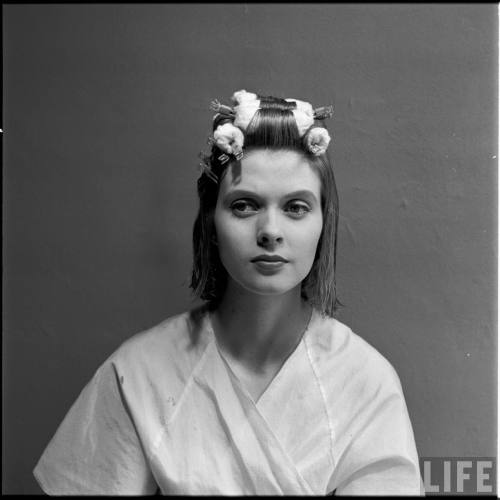 All set for a pageboy haircut(Nina Leen. 1955?)