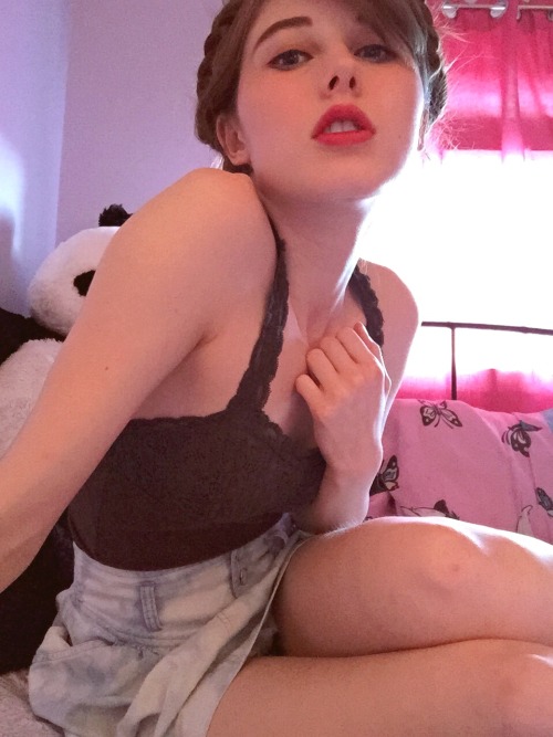 lolidollyhaze:  Save me from my boring dead-end life please!