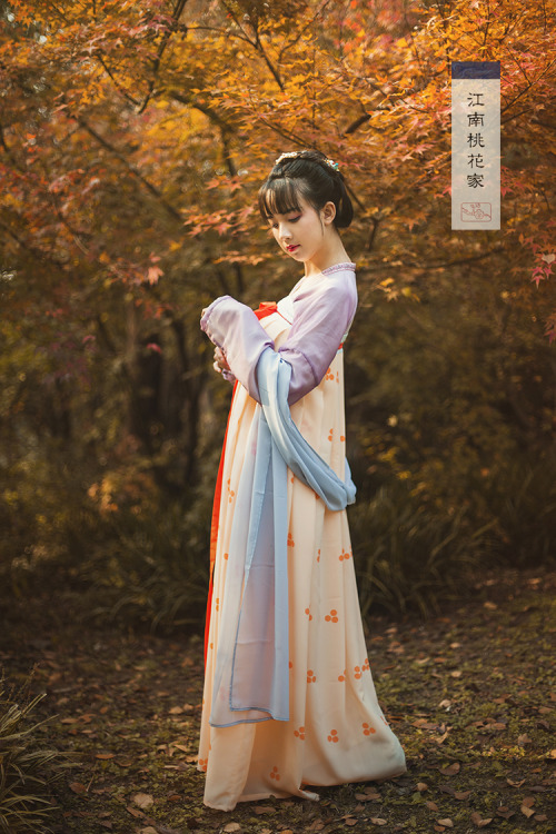 谁将秋叶色，染成少女身上衣， 曼衣妙舞，裙摆翩跹， 能将百炼钢，化为绕指柔。 江南桃花家 shop66624751.taobao.com/