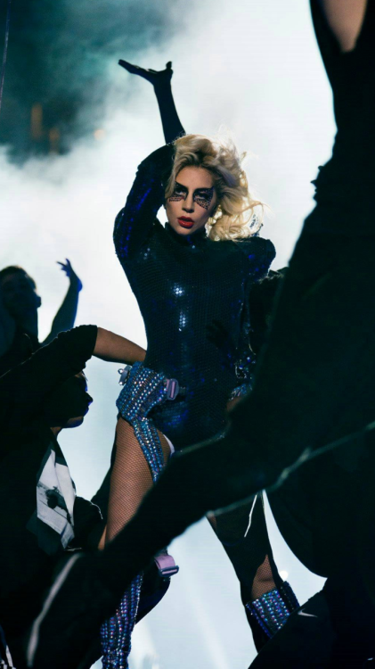 wallpaper-lockscreens: Lady Gaga//Super Bowl LI Like/Reblog for more Lockscreens