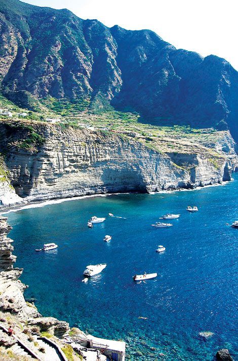 ferribotti:Eolie - SalinaSalina è figlia di due vulcani che si sono uniti per creare una piccola mer