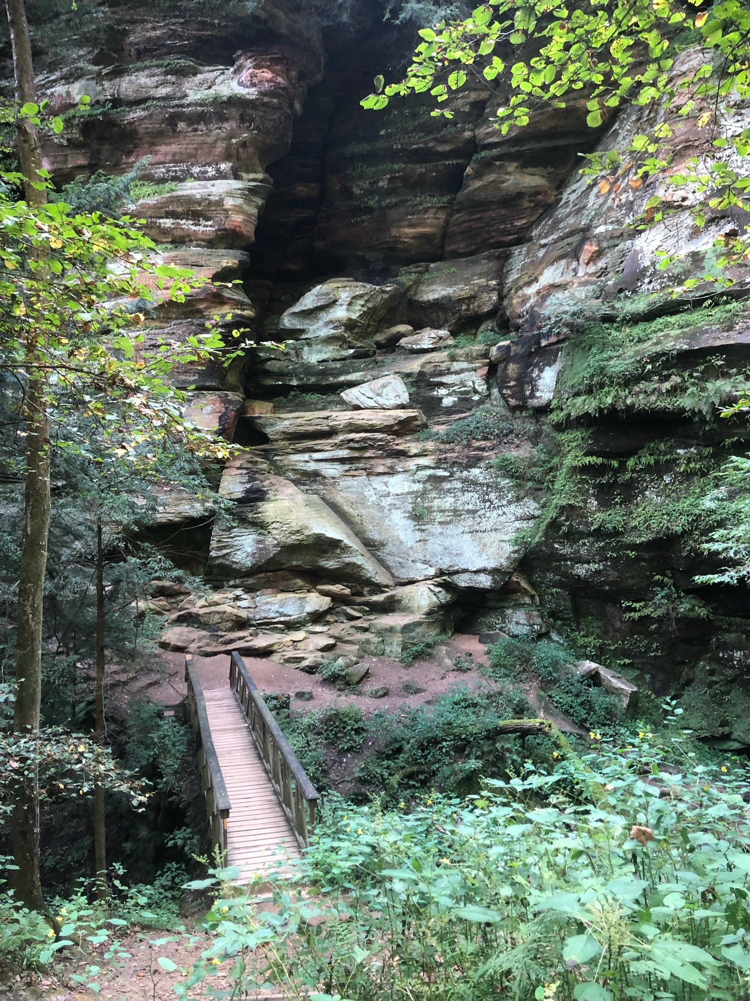 Final hikes in Hocking Hills before heading back north , Rock House and Ash Cave with babe. Had a great weekend 😊❤️ @katiiie-lynn 