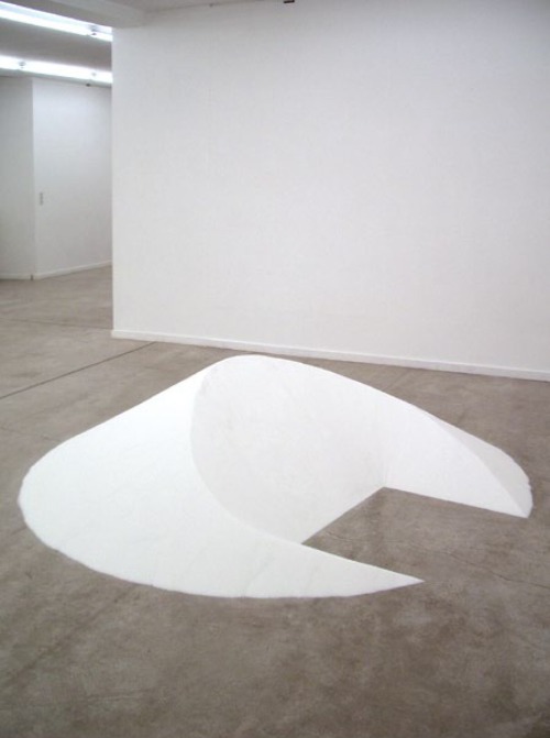 alex-quisite:   Kilian Rüthemann - Untitled (Salt), 2007, salt, diameter: 2.5 m “Some material is taken away from the cone shaped by poured salt until a rectangular piece of the floor is uncovered and no more salt is sliding down.”      a few more