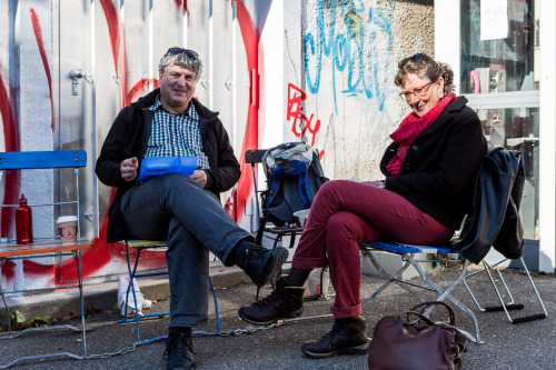 „Die Stühlen standen da und wir haben uns gedacht, was für ein schöner Platz für ein Picknick. Früher haben wir in Freiburg gewohnt. Nun warten wir hier auf unsere Tochter.“