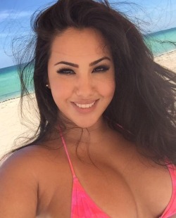 cunnuligus2:  Thick & Sexy Latina 😋