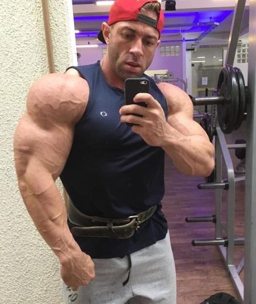 musclegodselfies:  Thiago Lins