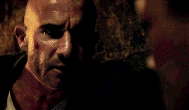 scofields:#look at how they comfort each other #Michael always places his hands on the side of Linc’