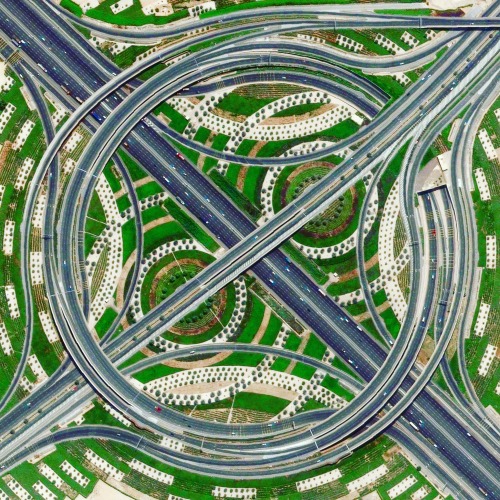 jeroenapers:  Het zit tussen rotonde en knooppunt in en het verbindt drie grote wegen bij de Miracle Garden in Dubai in de Verenigde Arabische Emiraten. 