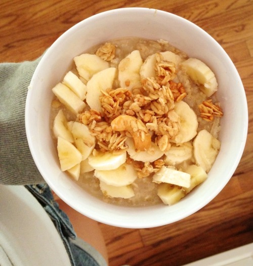 yummmmmerz. Maple oatmeal with maple glazed granola PERFECTION!