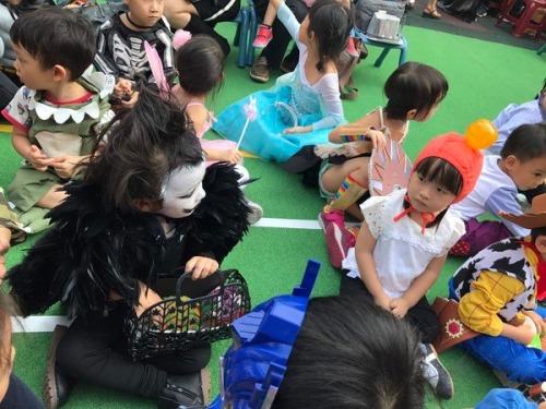 Last year, kindergarten Taiwan party Halloween Meng Meng cosplay Kaonashi a lot of baby scared littl