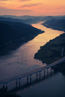 travelingcolors:  Golden River | South Korea