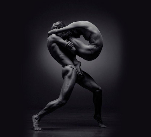 mymodernmet:Striking Black & White Portraits of Elegant Dancers Caught in Captivating Motion