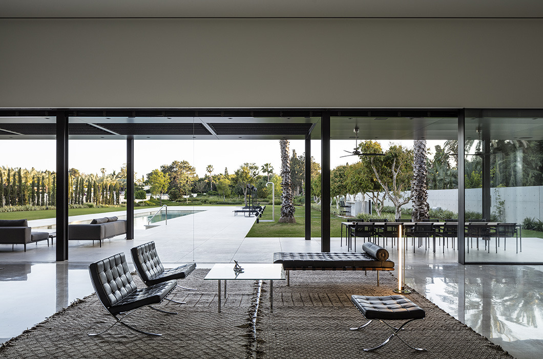 In Rishpon, Israel, architecture firm Studio de Lange used concrete slabs to define a modernist abode filled with art, sculpture, and Knoll furniture.
Discover the project on Knoll Inspiration.
PC: Amit Geron