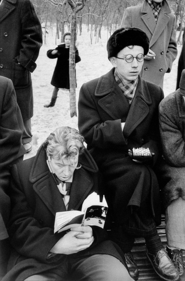 On the bench. Photo by Marc Riboud (Moscow, 1960).