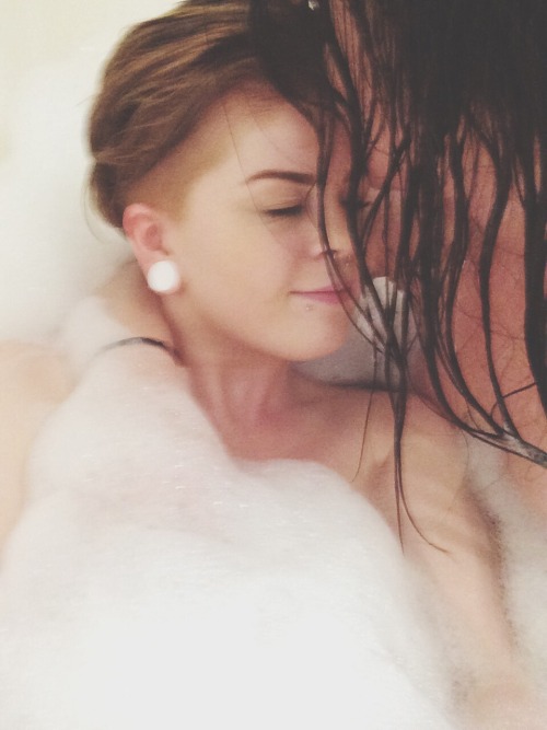Sex lickherhere:Tub time, fun time💕🛁 c0meandfindme pictures