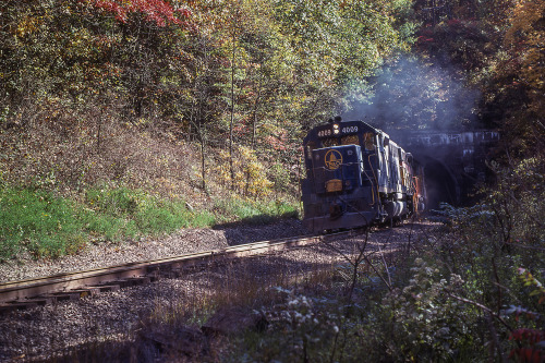 Big TunnelThis is a westbound train exiting Big Tunnel, just east of Tunnelton, in southern Indiana.