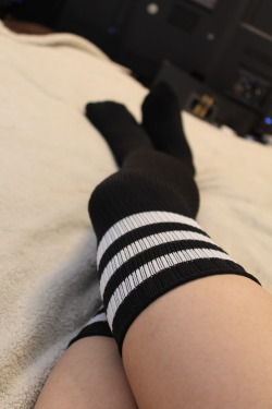gwenchasexo:  Legs! You guys like legs right? Oh, of course you do! Of course, I love thigh highs~ They’re warm!