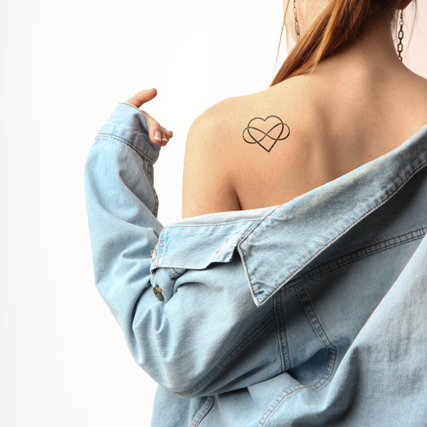 Pequeños Tatuajes — Tatuaje temporal de un símbolo infinito y un...