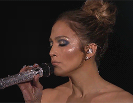 herotrice:diancie:baby-chinchilla:mtvstyle:J.Lo’s American Idol performance dress (and make up) lite