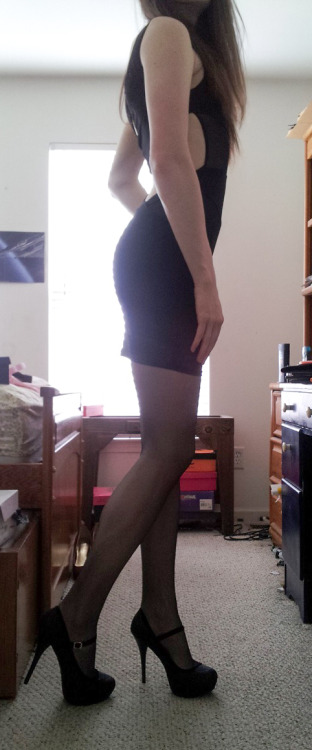 tinatoesstr8cd: rabbitbum2001:sarisstg:Would love to go out in a dress like this some time, but 