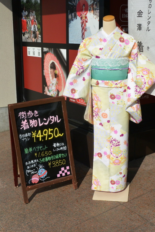 moment-japan:春過ぎて　夏来にけらし白妙の衣ほすてふ　天の香具山　　　　　　　　　　　（持統天皇）レンタル着物店も、そろそろ夏の装いでござる。