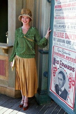 fuckyeahhotactress:  Gretchen Mol - on the set of ‘Boardwalk Empire’ in NYC 8/2/13