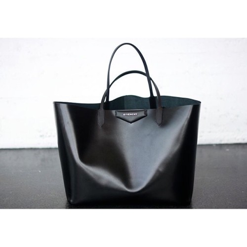 Okay Mummas!! I&rsquo;m looking for a &lsquo;baby&rsquo; bag • Minimal + chic, has lots of room, bu