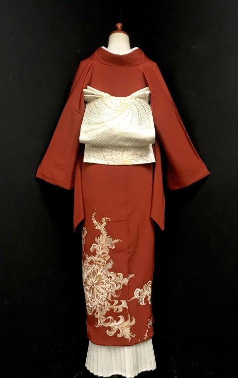 Such a classy outfit with the perfect color scheme for the winter holiday season! (seen on)This obi 