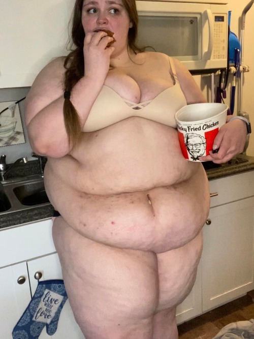 Porn photo a-frank-admirer:A big girl’s gotta eat.
