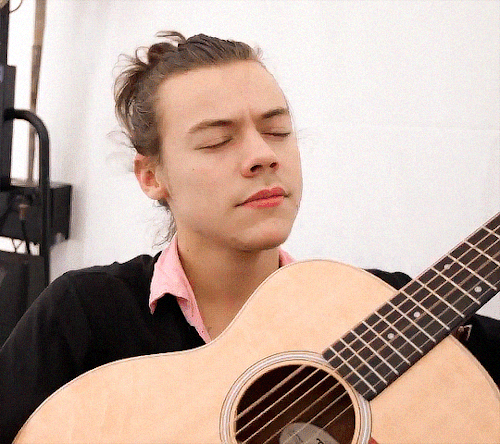 halosanchor: → Unseen footage of Harry playing a guitar in 2015!