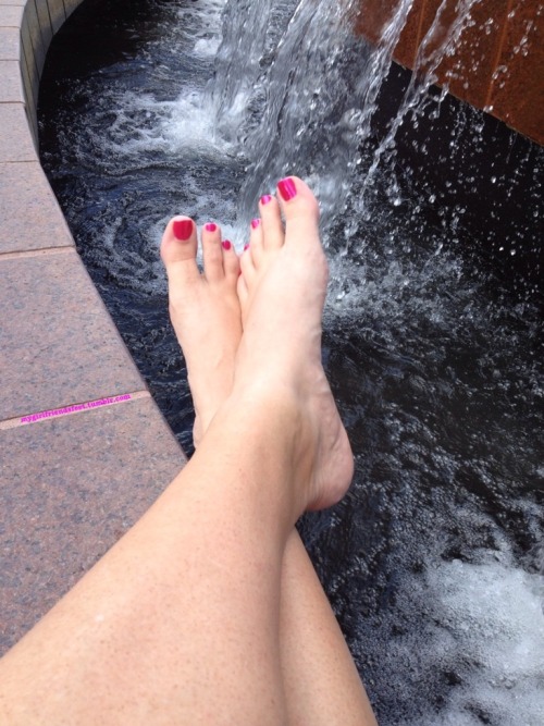 mygirlfriendsfeet: Fountain feet