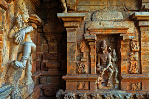 Shiva and Parvati blessing the saint Chandesa Gangaikondacholapuram